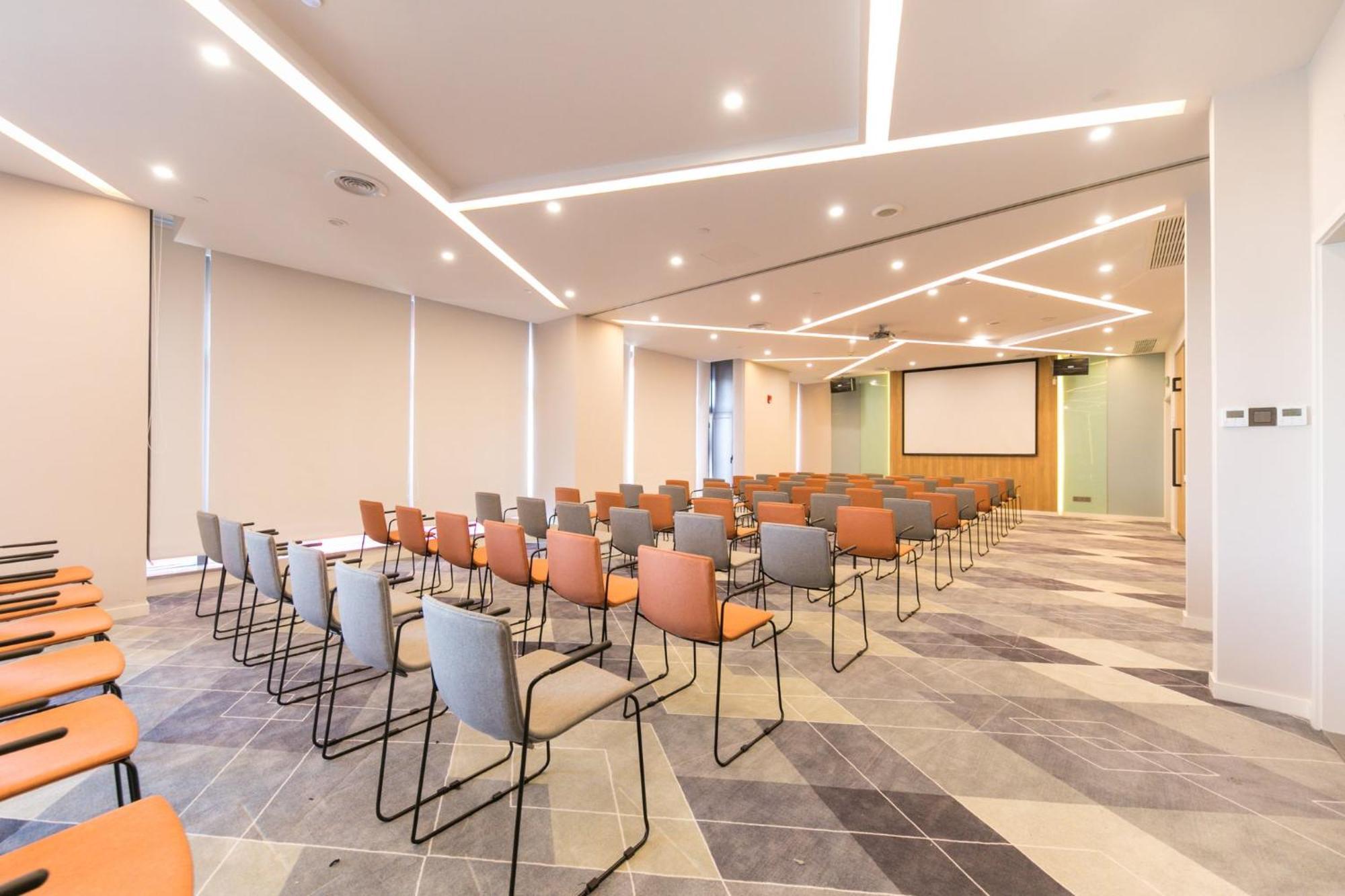 Hotel Holiday Inn Express Shanghai Tangzhen By Ihg - 20 Mins To Pvg Airport And Disney Land 4*